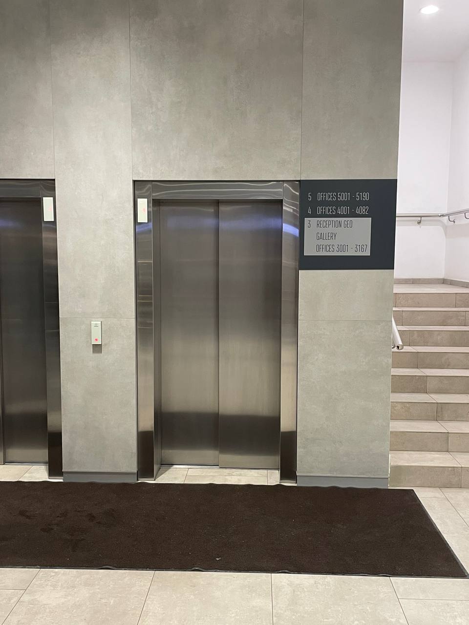 Шаг 4 - Поднимитесь на лифте на 5 этаж