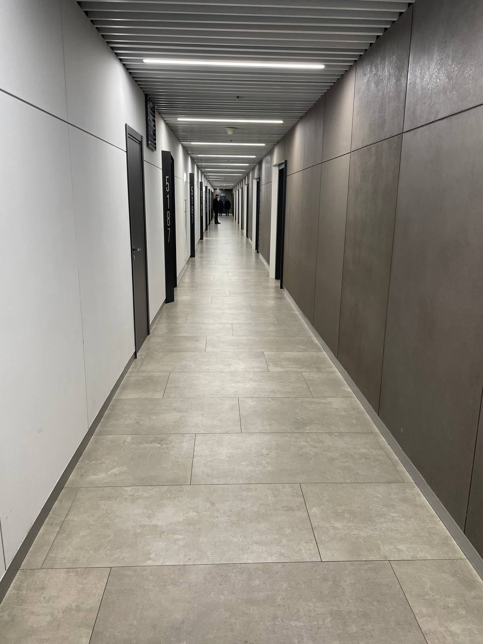 Шаг 6 - Пройдите по коридору до офиса 5169